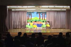 4歳児・パパイヤダンス、南の島の人になって踊りました。