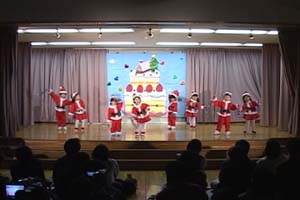 3歳児・もうすぐサンタがやってくる、サンタの衣裳で踊りました。