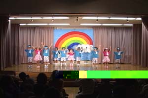 ４歳児・虹のむこうに、きれいな虹の下で楽しく踊れました。