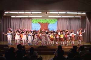4歳児・コーラスミュージカル「どうぞの椅子」、みんなが色々な動物になって演じました。
