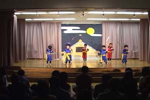 3歳児・にんにんにんじゃ、にんじゃは正義のみかたじゃー。